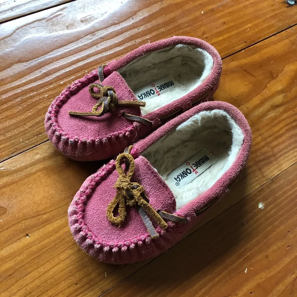 Minnetonka toddler girls 7 pink slippers moccasins shoes faux fur leather ties